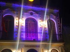 El Ayuntamiento de lora se ilumina de color azul